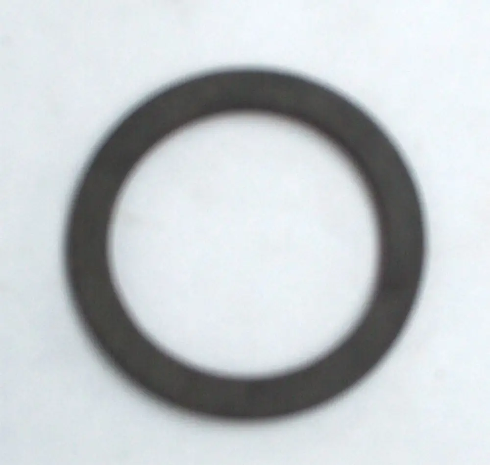 Schwarze Dichtung in runder Form, hergestellt von Daikin. Das Produkt hat einen ringförmigen Querschnitt.